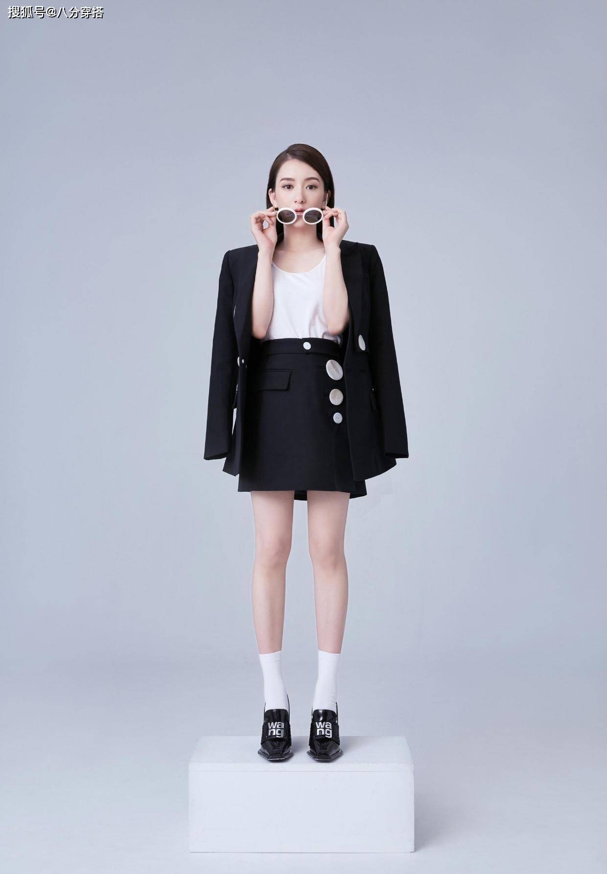 looks|方媛真有“名媛范”,白T恤配修身牛仔裤清新减龄,气质高贵