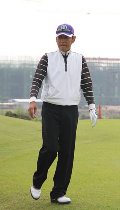 原创儒雅男神陈道明参加活动穿运动服装走休闲风戴墨镜好酷