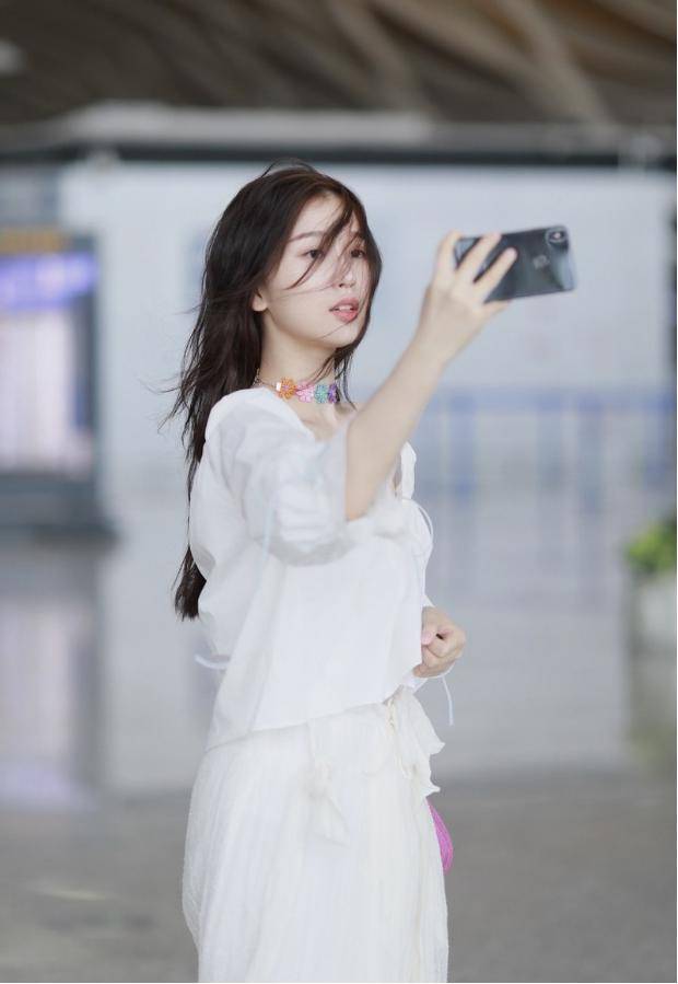 灵气|虞书欣笑容甜美,一身白色穿搭似“仙女”,造型灵气让人喜欢