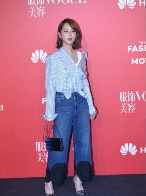 颜色|杨紫在国外好会穿，一袭印花裙坐在欧美超模旁边，举止大方给国人长脸