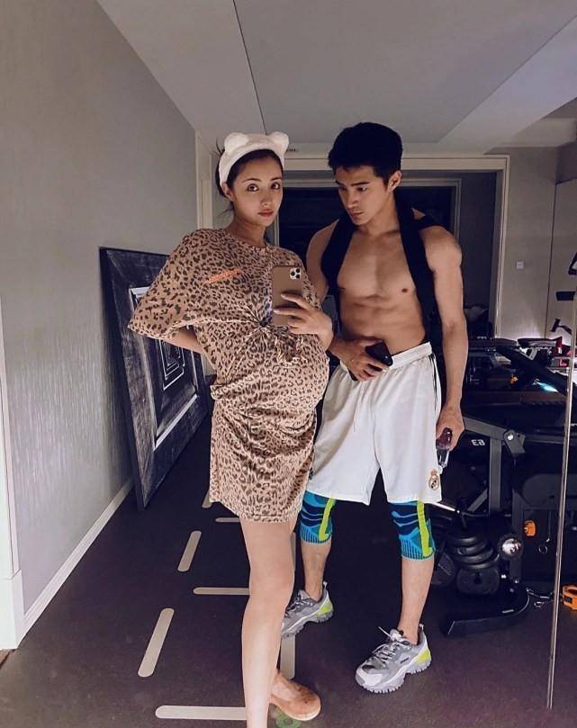 状态|麦迪娜晒9个月孕肚照！巨肚如箩用手托住，化浓妆涂指甲颜值能打