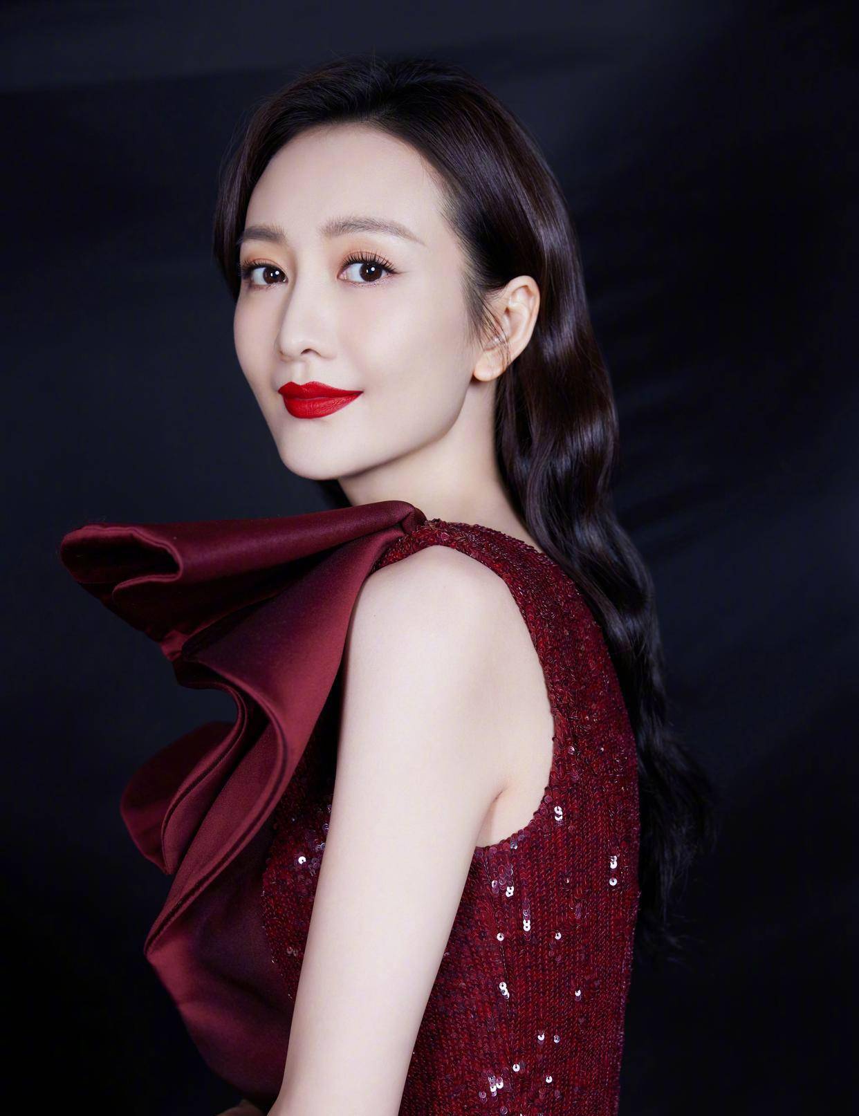 女色|又被王鸥惊艳到！一袭酒红亮片长裙优雅又高贵，年近40依旧妩媚