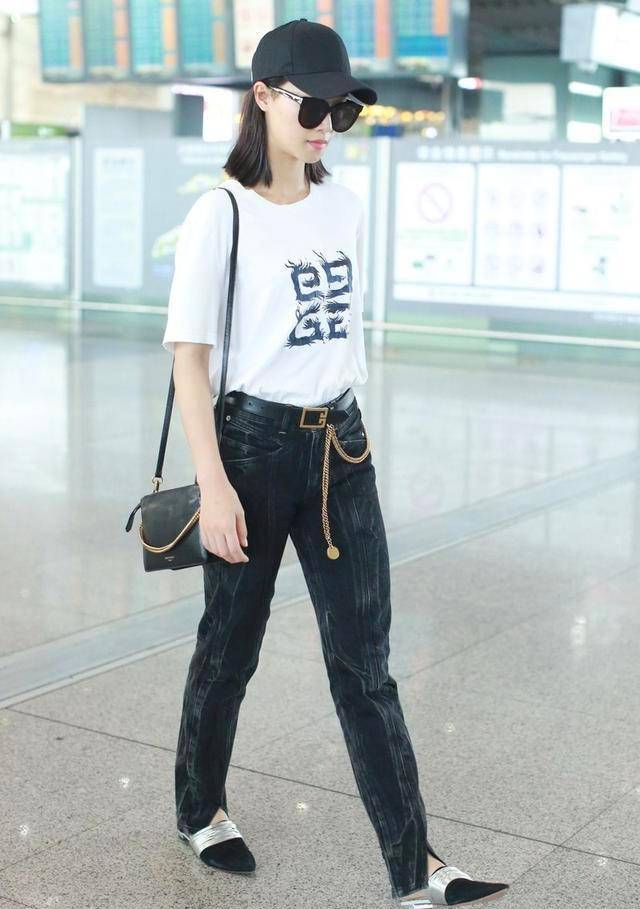 金色|蓝盈莹挺帅气，牛仔裤上挂“金链子”，身材纤细“自我管理”真好