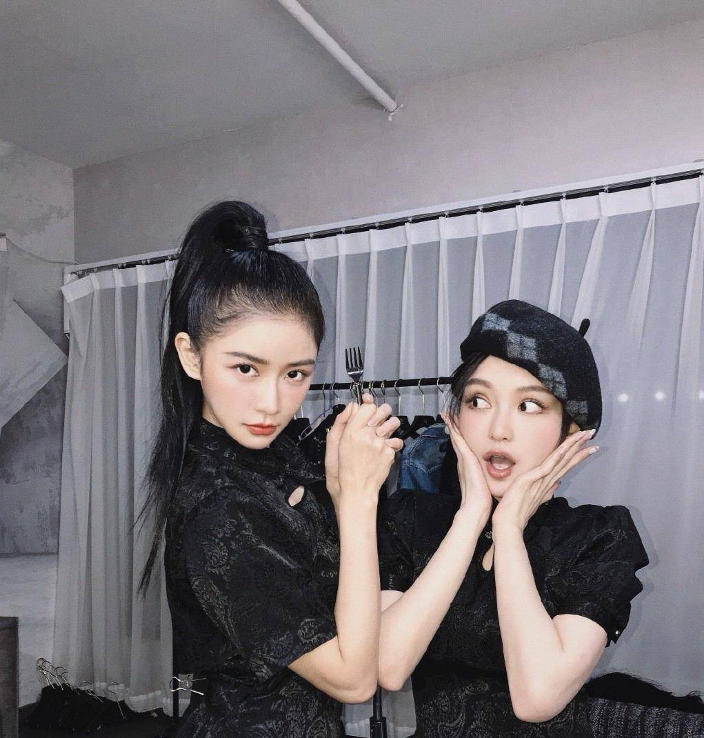 蔡卓|别被蔡卓宜的清纯长相欺骗了，穿黑色旗袍的她，冷艳又有女人味