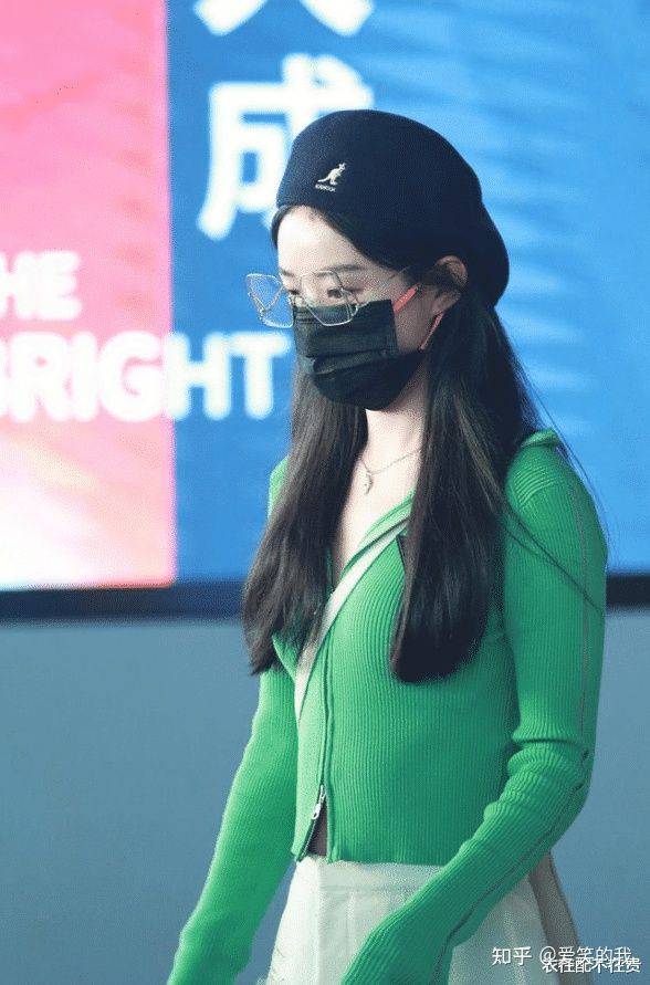 黑色贝雷帽|赵丽颖的扁身材真占便宜,穿紧身上衣显腰细,但帽子却暴露发际线