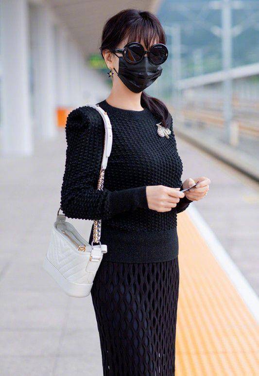 流苏|赵雅芝到底会不会变老，穿流苏长裙搭短靴，这气质不得了