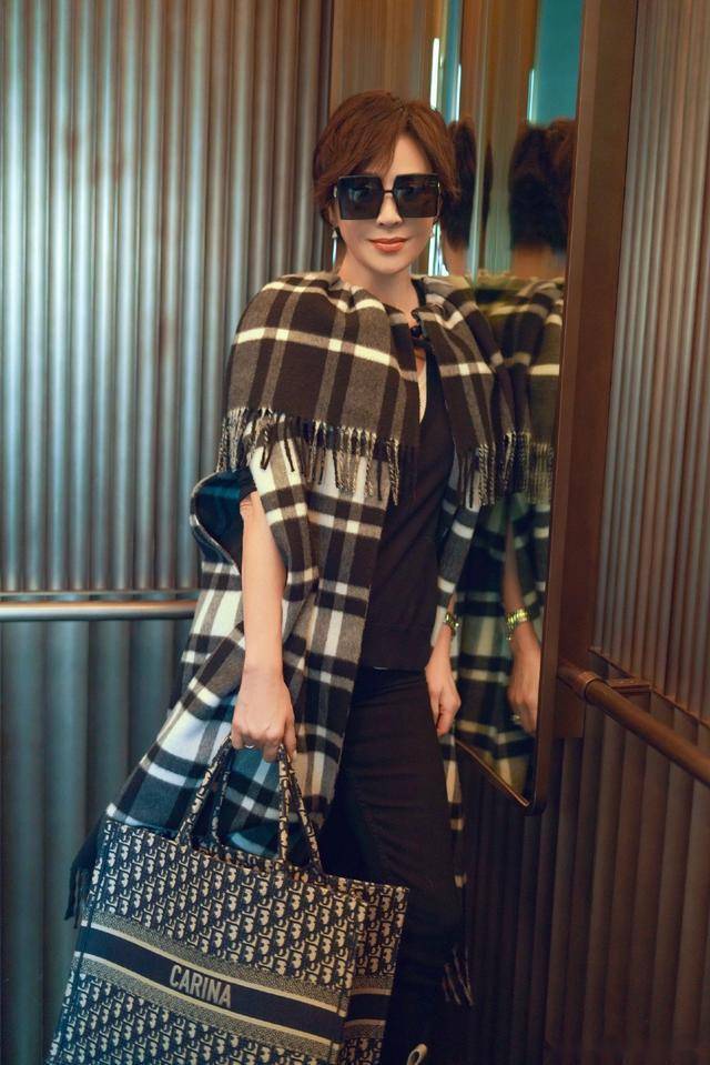 新潮|55岁刘嘉玲越老越敢尝试,穿“围巾款外套”够新潮,真有阔太范