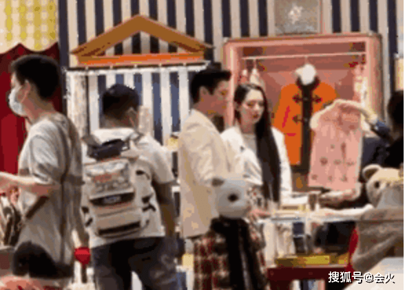 向佐|郭碧婷产后录制综艺，和丈夫挽手臂穿情侣装，下班后给孩子买童装