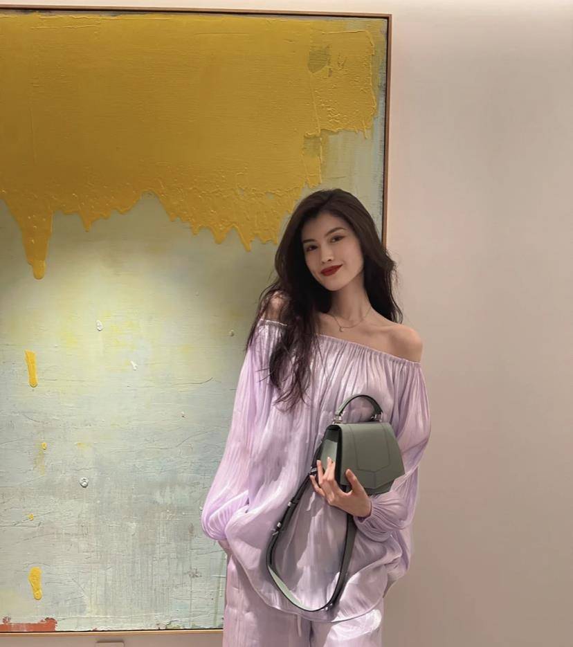 成微|30多岁的何穗又开始“装嫩”了，身穿吊带连衣裙，少女感十足