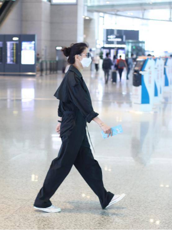 设计|袁咏仪气场真强，穿一身黑色套装戴超酷“黑超”，走路带风好飒爽