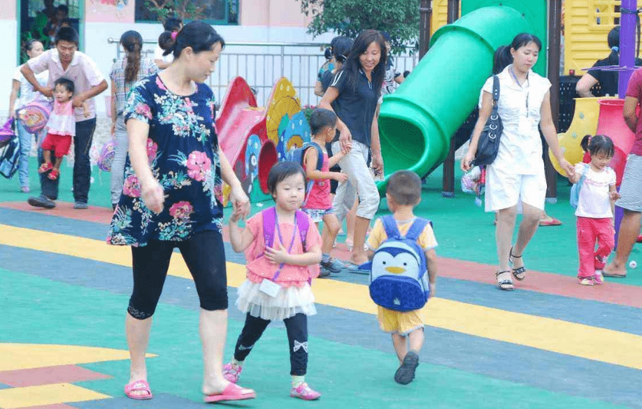 因为|送孩子上幼儿园的最佳人选，既不是妈妈也不是爸爸？你做对了吗？