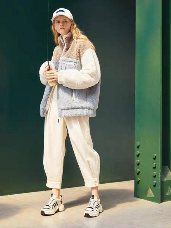 袁冰妍|袁冰妍现身,黄色毛绒大衣可爱满分,带两包出门不知道要装啥