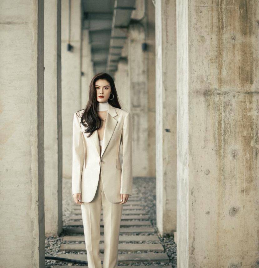 成微|30多岁的何穗又开始“装嫩”了，身穿吊带连衣裙，少女感十足