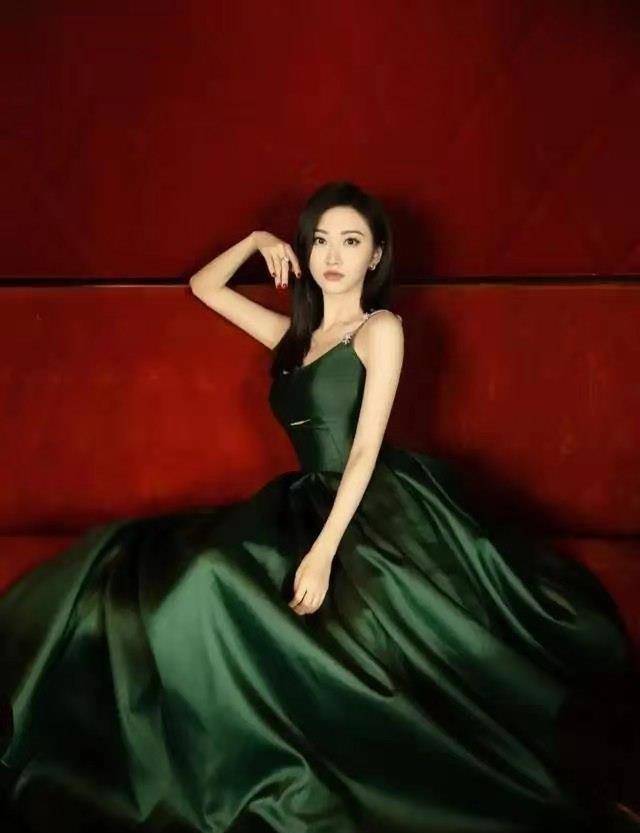 式样|华丽高贵的礼服，学着这么穿曲线感不要太惊艳，还超有女神御姐范