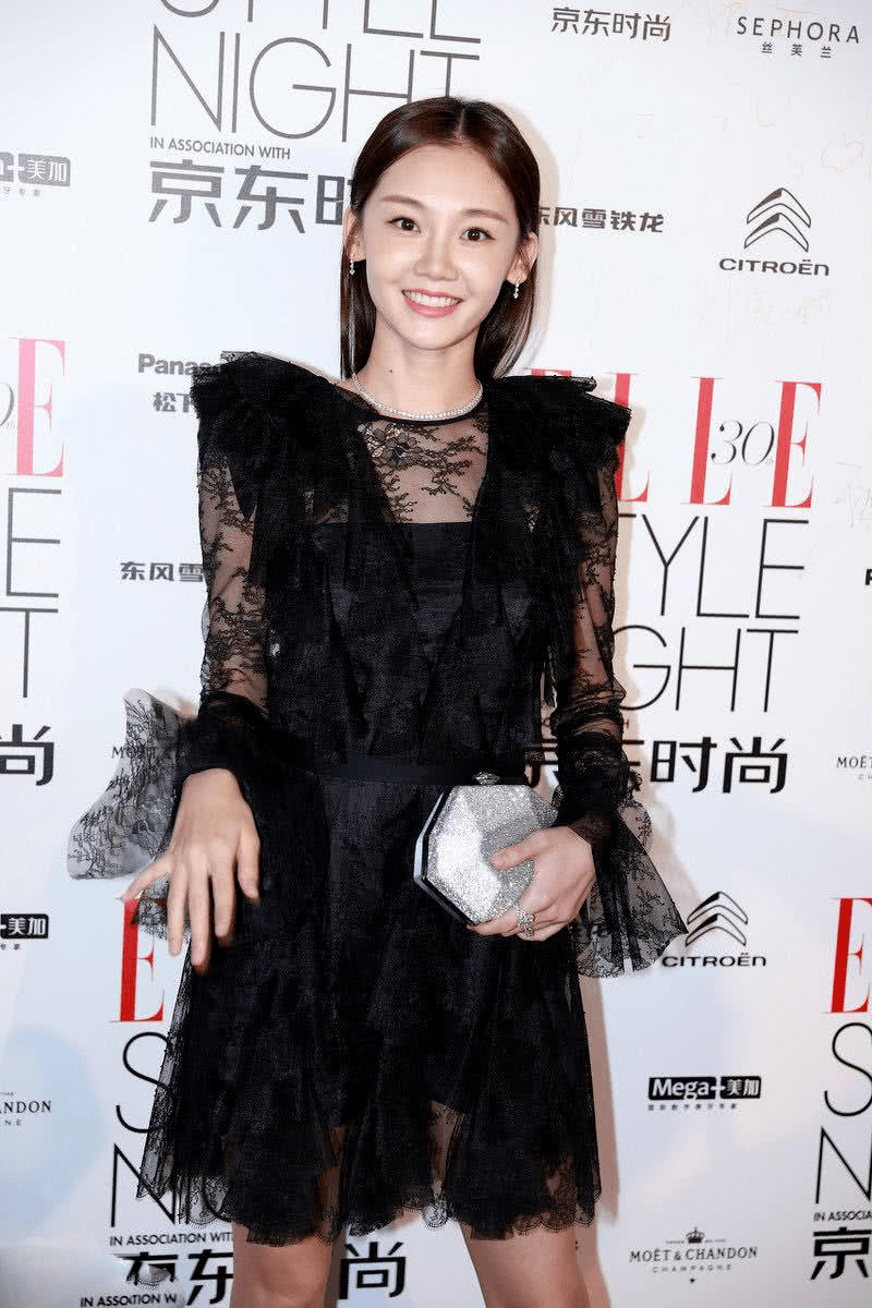 卫衣|苗苗真给郑恺长脸，一身休闲卫衣套装随性洒脱，减龄大气真漂亮