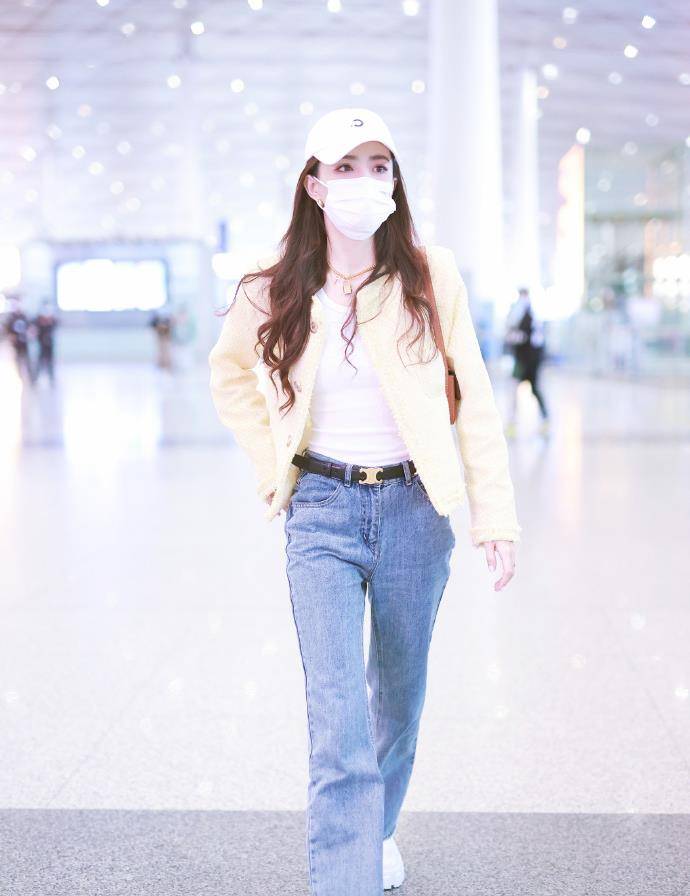 辣妈|“良辰学姐”的机场造型，尽显少女魅力，又被徐璐惊艳到了