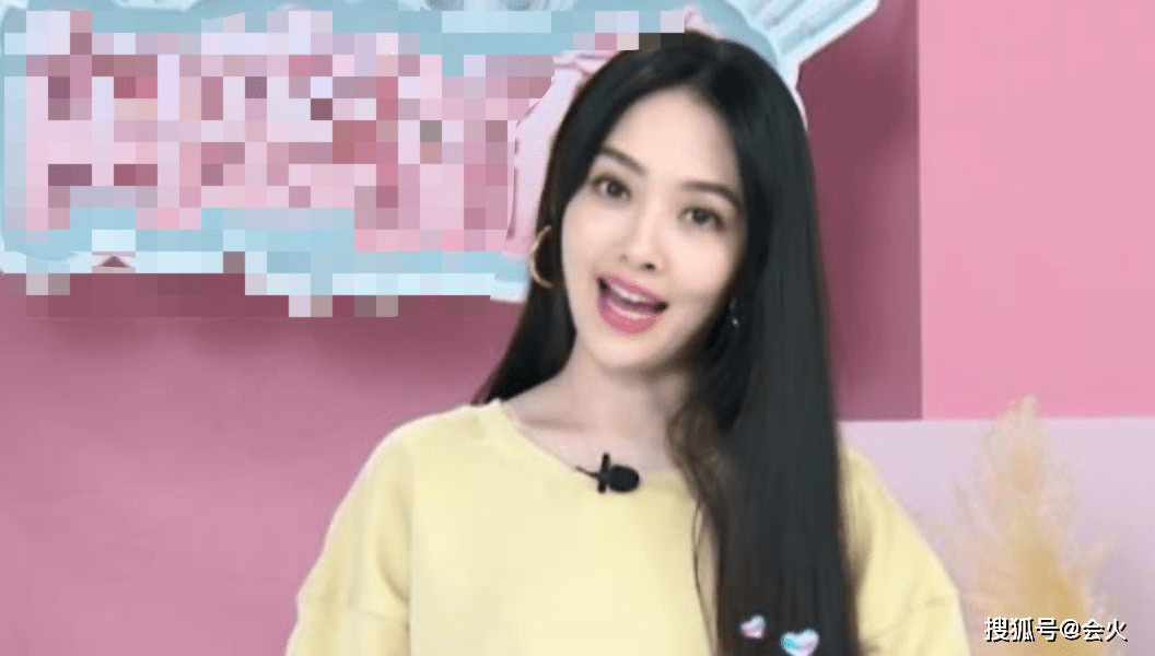 向佐|郭碧婷产后录制综艺，和丈夫挽手臂穿情侣装，下班后给孩子买童装