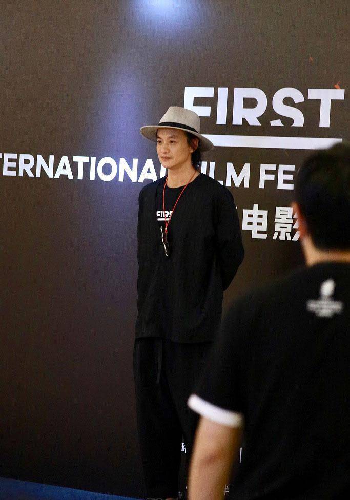 短裙|46岁周迅穿搭不俗，印花短裙配黑丝袜成熟不老气，眼神充满故事感