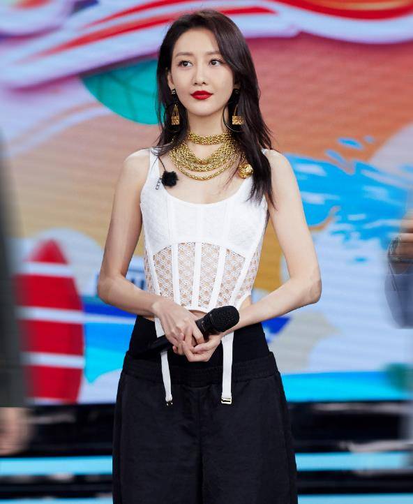 设计|王鸥比杨幂还敢穿？背心故意选蕾丝款，体重过百女子都穿不了