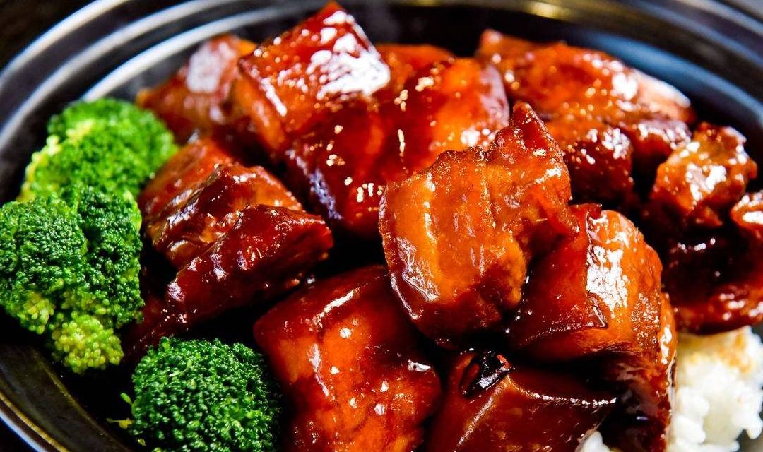 加入适量|做红烧肉炒糖色时，冰糖别直接下油锅，这步做错，肉又苦又柴