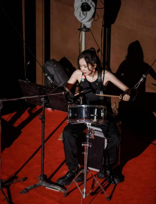 身材|杨幂身材好颜值高，穿搭适合20岁左右女生，气质好很大方