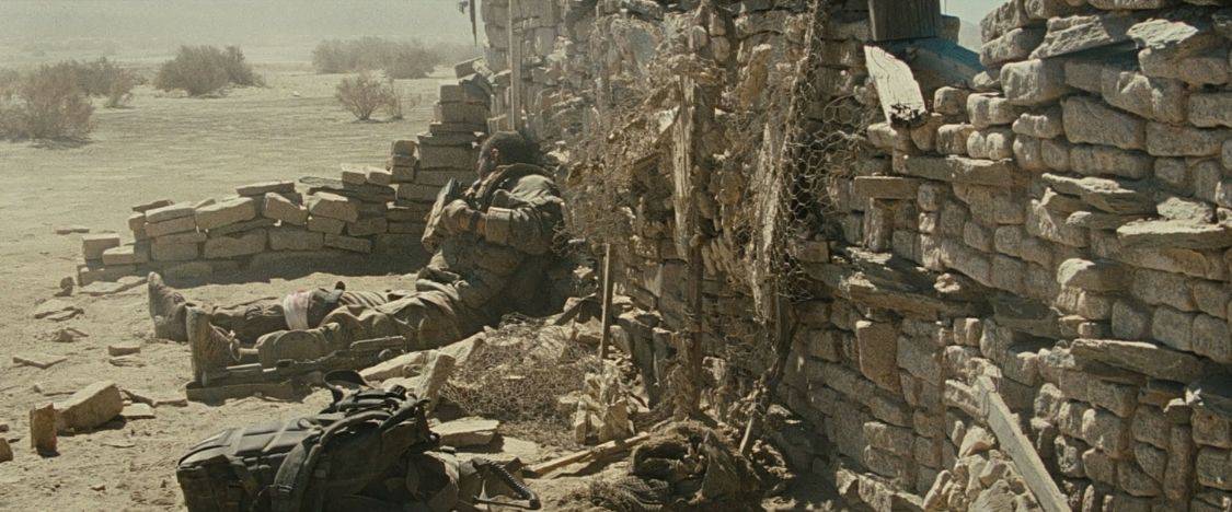 图片[3]-两名入侵伊拉克的美军士兵，被神秘的狙击手穷追不舍，一道矮墙后-魔性次元
