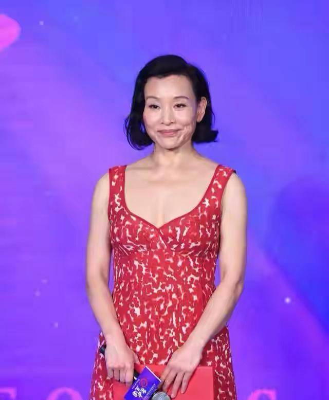 服装|59岁陈冲太招摇,这么土气的花裙子也敢穿出门,全靠气场在撑