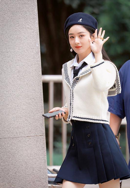 赵丽颖|赵丽颖似回18岁，穿白色针织衫搭百褶裙，越看越可爱呢！