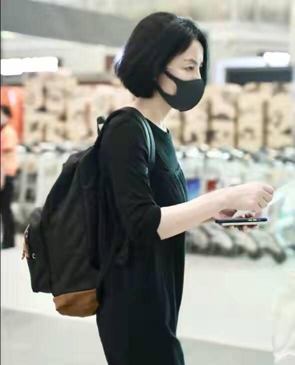 身材|王菲气质好太任性，这么破烂的T恤还敢穿出门，普通阿姨驾驭不了