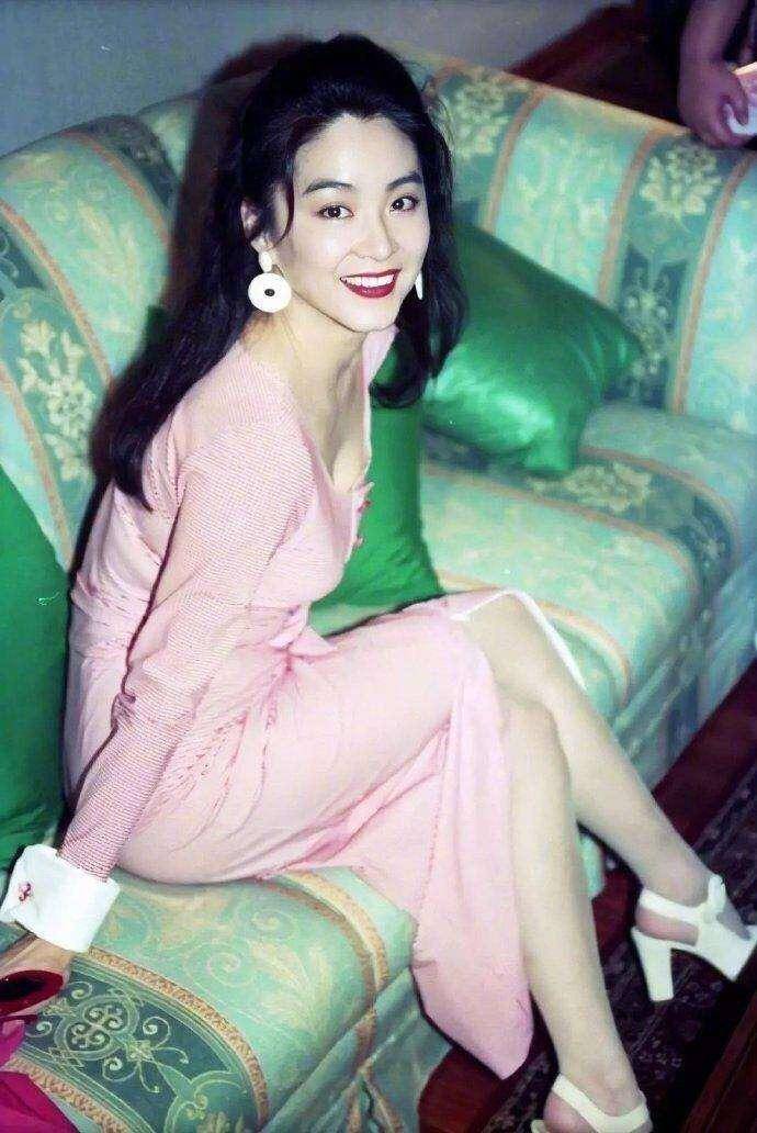 林青霞|林青霞老了更耐看，就算穿皱巴巴的“液体裙”，气质也像高级贵妇