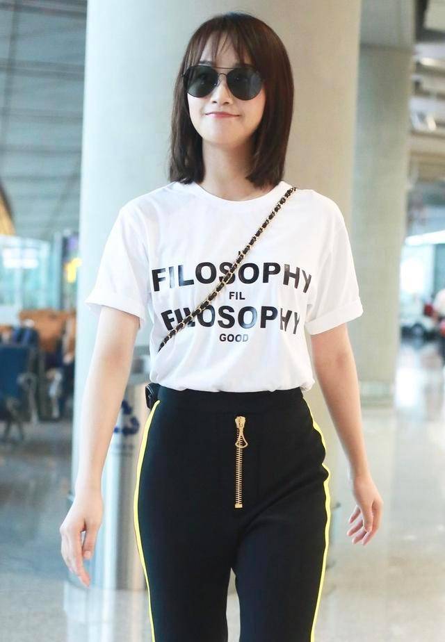 缝个|蓝盈莹这是穿了个啥,黑裤子上缝个“金拉链”,造型显眼难忽视