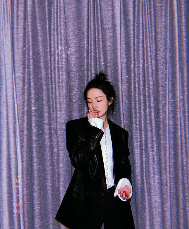 黑色|李沁真会穿,藏蓝色针织衫配阔腿裤舒适利落,裤子肥大也不拉气质
