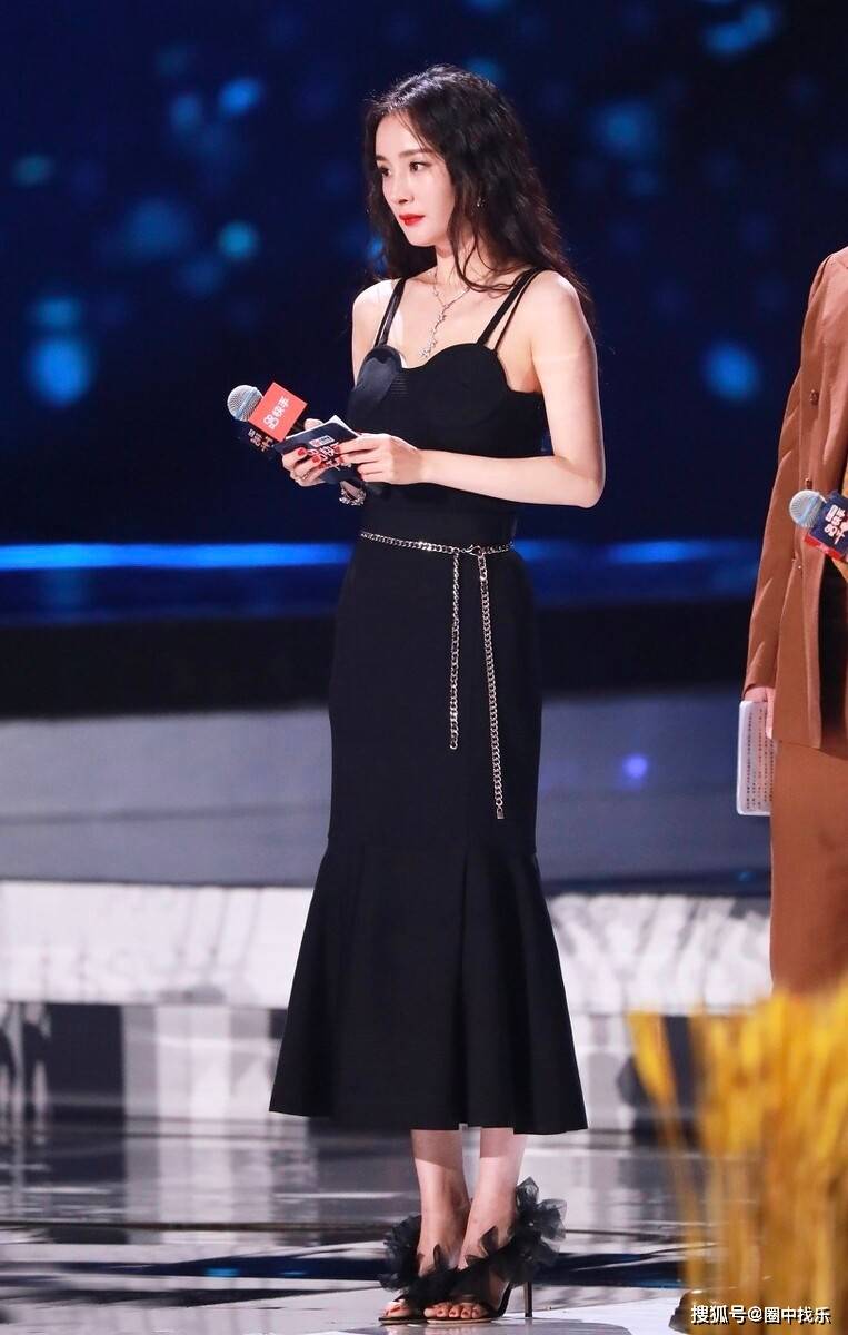 前卫|杨幂的造型真绝了，穿吊带裙配“铁链腰带”，微卷长发够妩媚