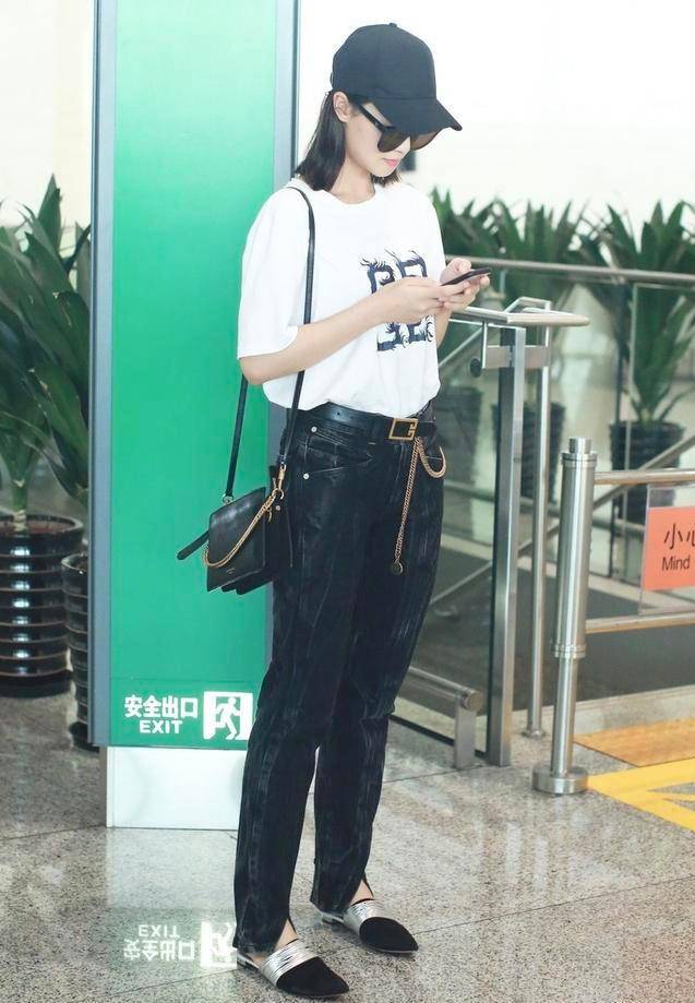 金色|蓝盈莹挺帅气，牛仔裤上挂“金链子”，身材纤细“自我管理”真好