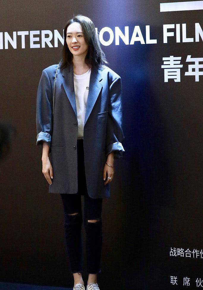 短裙|46岁周迅穿搭不俗，印花短裙配黑丝袜成熟不老气，眼神充满故事感