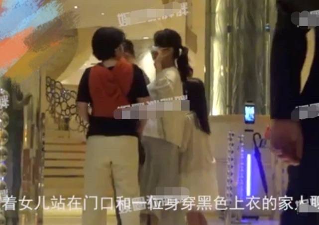 黑色|陈好现身酒店被拍，素颜发黄穿长裙肚子凸起，生活中就是普通人！