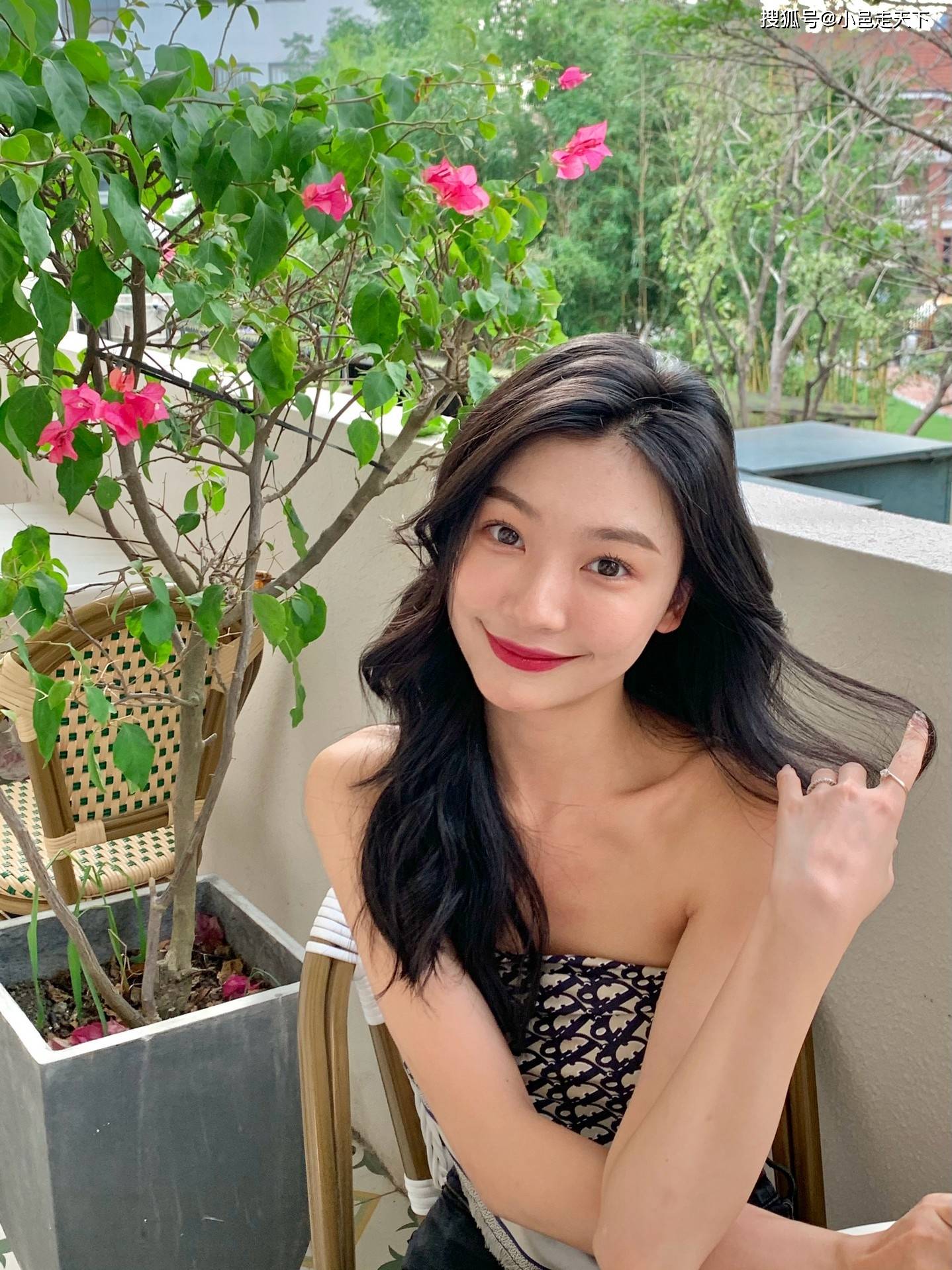 易梦玲露肩性感写真