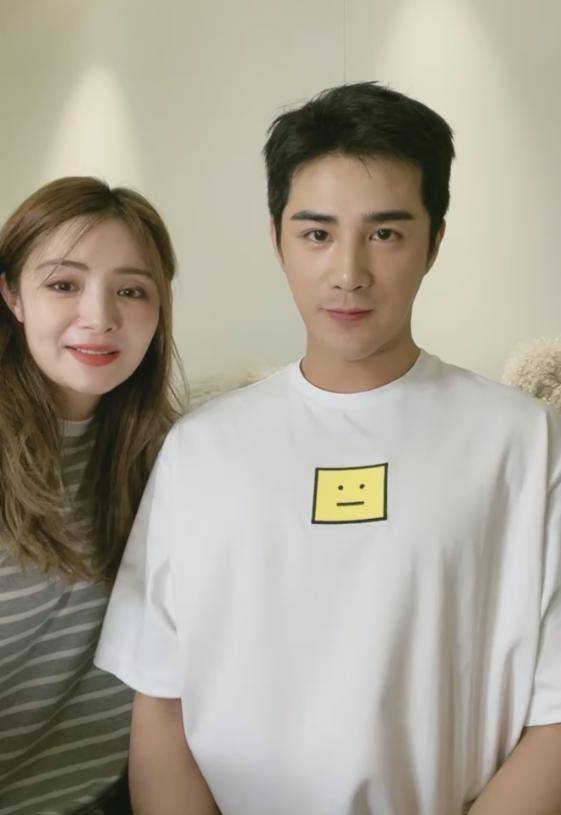 状态|麦迪娜晒9个月孕肚照！巨肚如箩用手托住，化浓妆涂指甲颜值能打