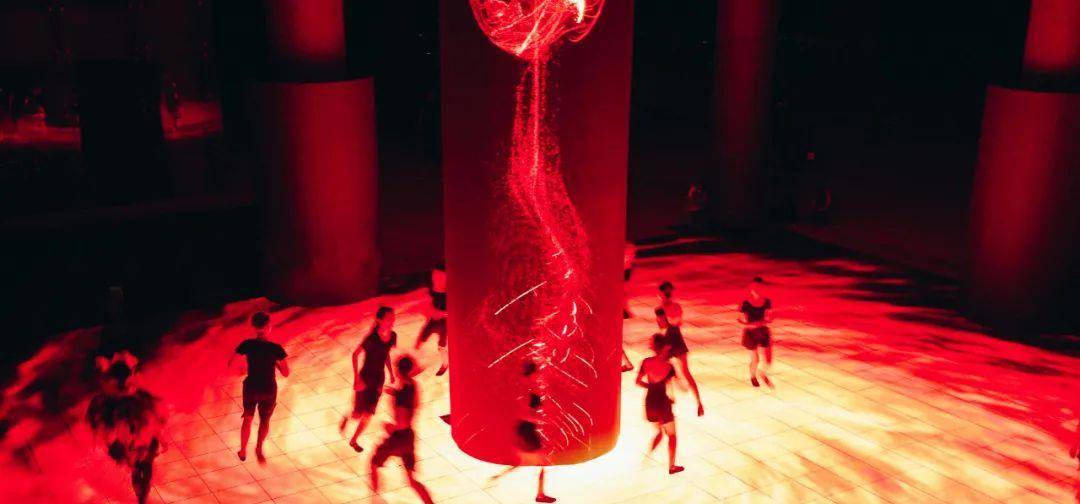 展演|惊艳！广州美术学院惊现赛博朋克沉浸式服装艺术展演-数艺网转