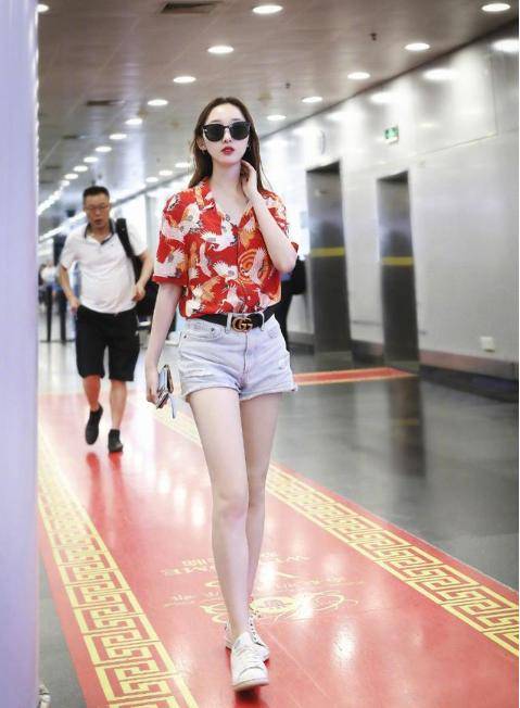 中性|蒋梦婕背“大金条”出街，一身穿搭都是“老爹装”，真会玩