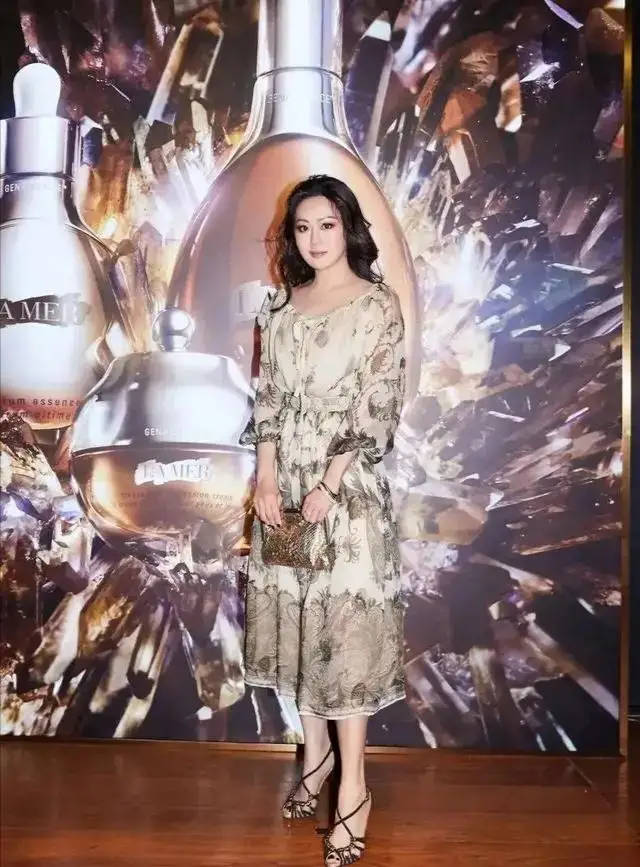 身材|章小蕙穿衣真“招摇”，穿裙子用豹纹拼接蕾丝，一看就是高级贵妇