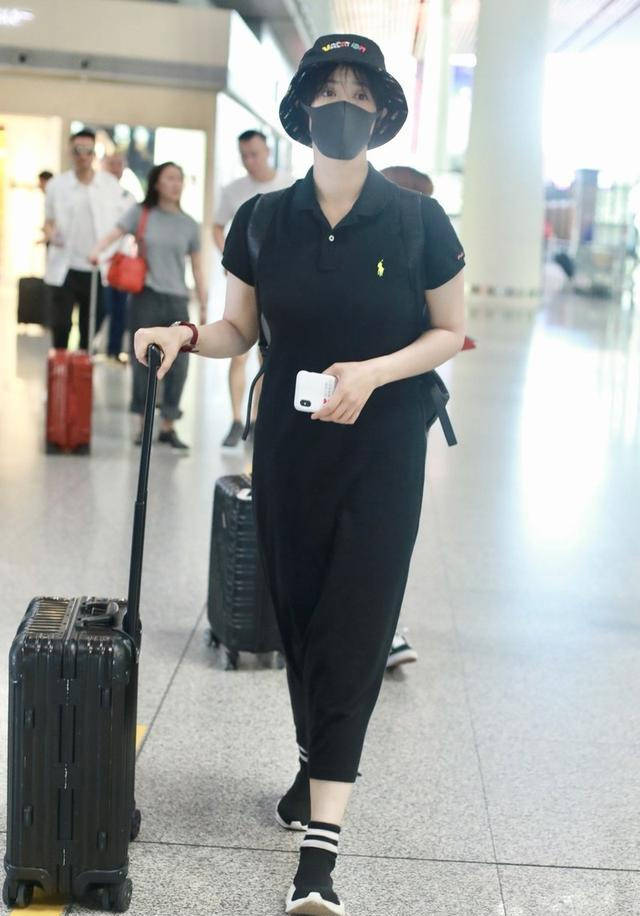 Polo|蒋欣穿黑色Polo裙太显瘦，终于不再显壮，选对款式你也能“暴瘦”