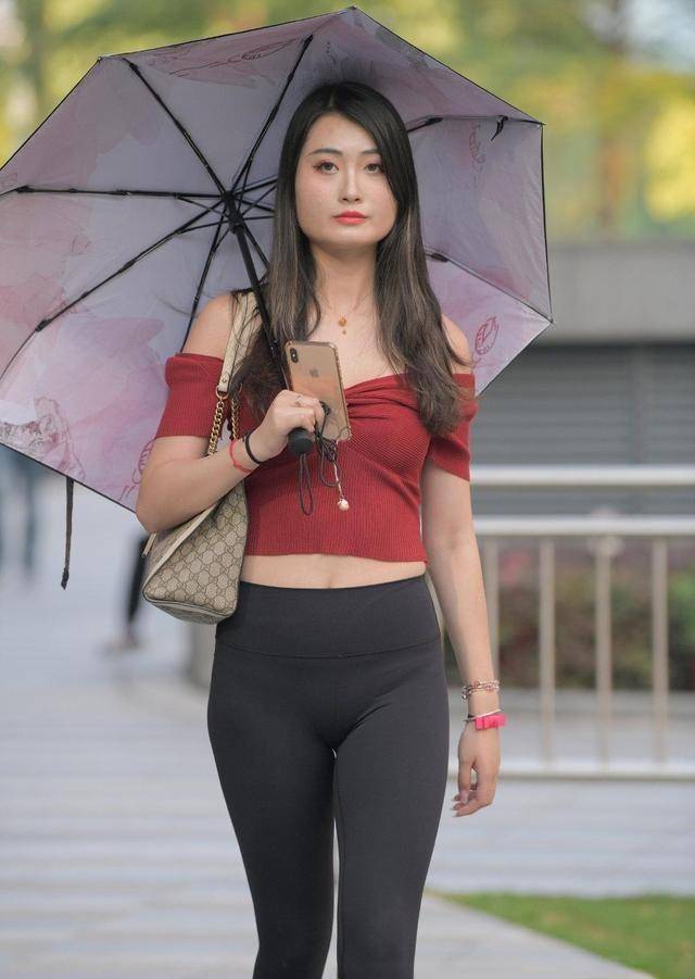 效果|公园里健身的美女小姐姐,运动背心配瑜伽裤的打扮实在太惹眼