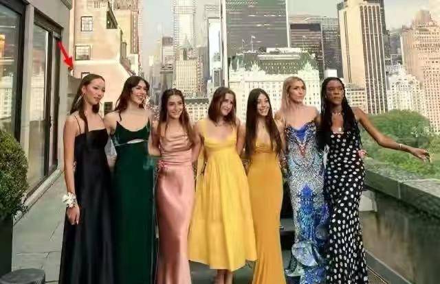 不分伯仲|邓文迪罕见晒女儿近照，光脚穿半裙，才20岁曲线跟妈巅峰不分伯仲