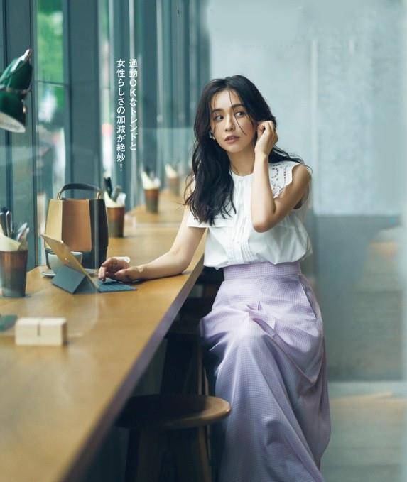 都爱|今年的鞋跟流行“穿短不穿长”,穿着舒适还显个高,难怪50+都爱