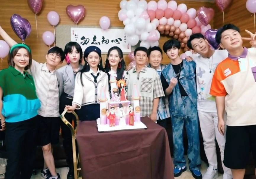 合体|谢娜张杰罕见合体,两人接双胞胎女儿放学,一家四口温馨幸福!