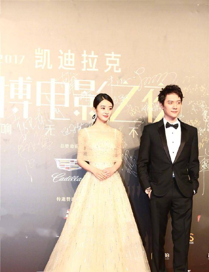 进行|赵丽颖夫妇走红毯，颖宝穿薄纱裙扮在逃公主，挽冯绍峰胳膊真甜蜜