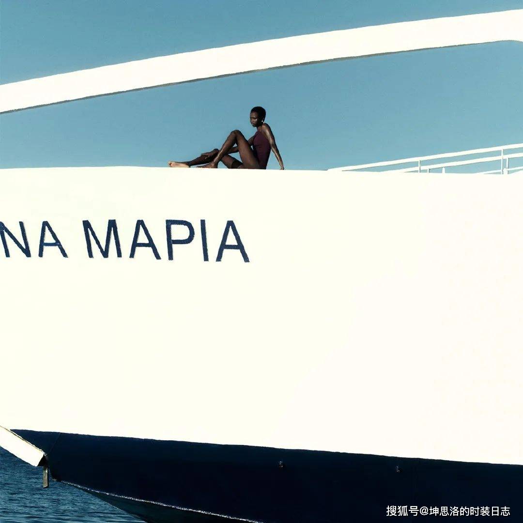 系列|Lookbook画册丨COS 2021夏季假日系列 以轻简搭配享受夏日宁静