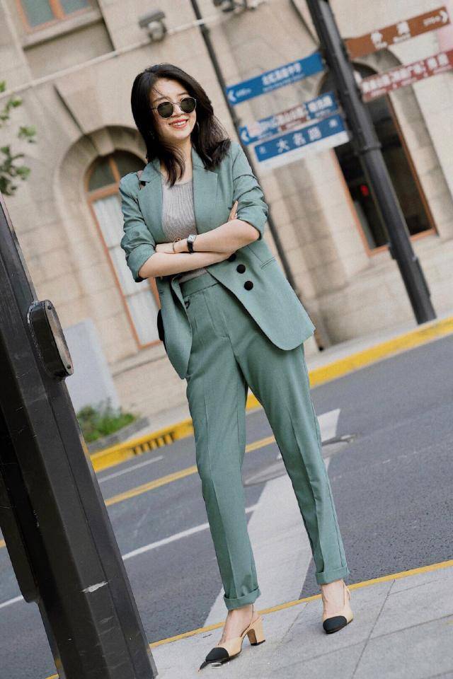 黑色|三木的初秋搭配时髦舒适，薄荷绿西装搭配方跟高跟鞋，高级又优雅