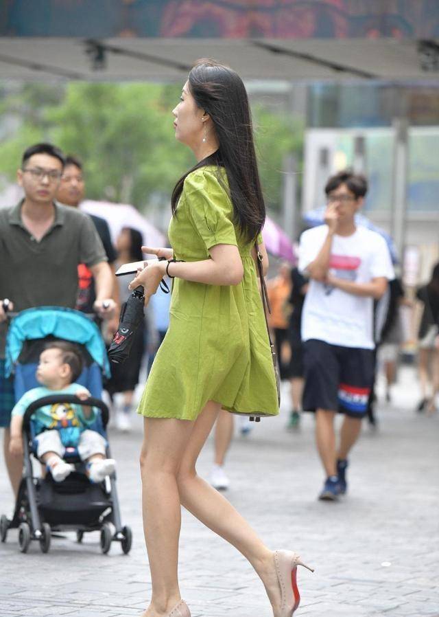 视觉|红衣紧身瑜伽裤，这种美值得尝试，美艳至极